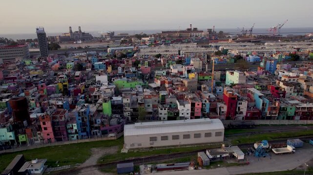 Villa 31, Villa Buenos Aires. Villa Miseria. Vista de Retiro, villa, Autopista Illia. Ciudad de Buenos Aires. Hora m&aacute;gica, crep&uacute;sculo. Asentamiento urbano. Pobreza. Emergencia. Argentina. Dron.