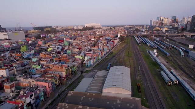 Villa 31, Villa Buenos Aires. Villa Miseria. Vista de Retiro, villa, Autopista Illia. Ciudad de Buenos Aires. Hora m&aacute;gica, crep&uacute;sculo. Asentamiento urbano. Pobreza. Emergencia. Argentina. Dron.