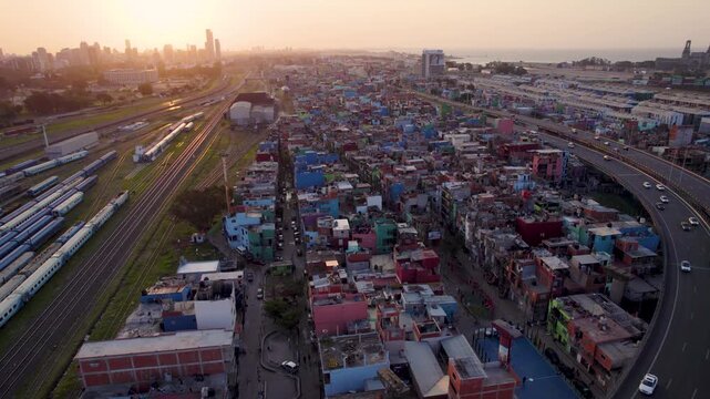 Villa 31, Villa Buenos Aires. Villa Miseria. Vista de Retiro, villa, Autopista Illia. Ciudad de Buenos Aires. Hora m&aacute;gica, crep&uacute;sculo. Asentamiento urbano. Pobreza. Emergencia. Argentina. Dron.