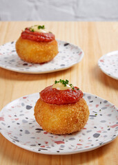 Bomba de patata rellena de carne