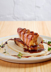Pulpo con carrilera y base de patata