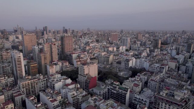 Gran Ciudad vista de Dron al atardecer, Ciudad de Buenos Aires, Argentina, Retiro, Micro centro. Hora M&aacute;gica en la ciudad. Edificios. Departamentos. Dron out. Poluci&oacute;n.