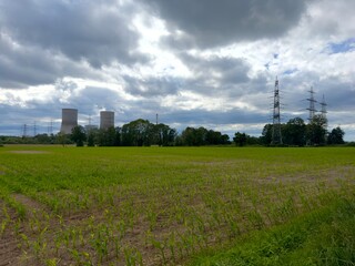 Kühltürme und Stromleitungen an einem Atomkraftwerk bei Hamm in Westfalen, Energiepolitik, Strompreise, Atomkraft, Leitungen, Energie, Klimawandel, CO2, Nachhaltigkeit