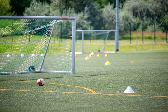 Kunstrasen Fu&szlig;ballplatz mit Toren Markierungsh&uuml;tchen und Ball