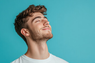 Obraz premium A close up of a man's face with his eyes closed