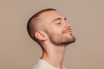 Obraz premium A close up of a man's face with his eyes closed