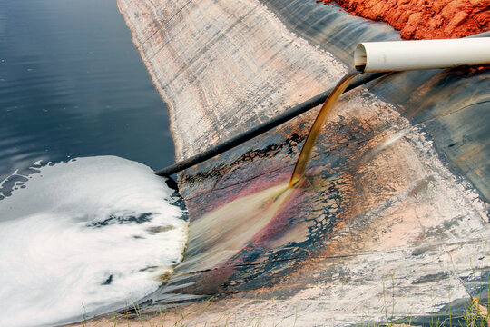Discharge of leachate, captured by the disposal of organic waste in the Goi&acirc;nia landfill. Goi&aacute;s, Brazil, 2020