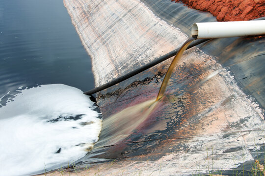 Discharge of leachate, captured by the disposal of organic waste in the Goi&acirc;nia landfill. Goi&aacute;s, Brazil, 2020
