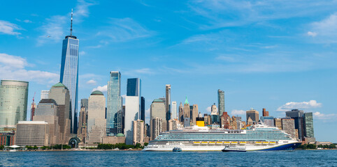 Obraz premium Cruise ship York. Skyline of New York Manhattan cruising on the Hudson River cruise liner. New york cruise lines ships vacation