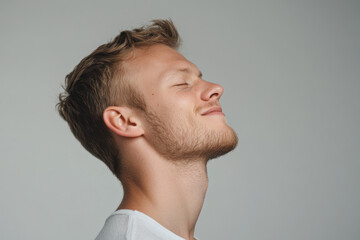 Obraz premium A close up of a man's face with his eyes closed