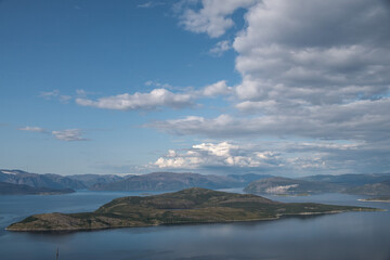 Obraz premium Blick auf die Noklan Insel im Kvaenangen Fjord in Norwegen