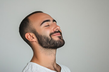Obraz premium A close up of a man's face with his eyes closed