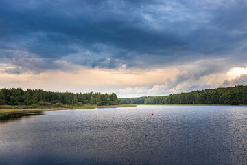 Fototapeta premium A lake with a cloudy sky in the background