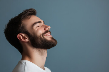 Obraz premium A close up of a man's face with her eyes closed