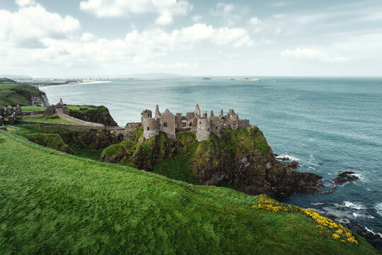 Dunluce Castle Schloss in Nordirland eine der gr&ouml;&szlig;ten Ruinen einer mittelalterlichen Burg in Irland an der stark zerkl&uuml;fteten Nordk&uuml;ste der Insel