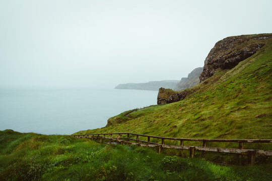 Wanderweg and der K&uuml;ste der Causeway Coastal Route zur H&auml;ngebr&uuml;cke von Carrick-a-Rede in Nordirland