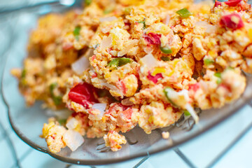 Imagen de un plato de huevo revuelto con vegetales mexicanos