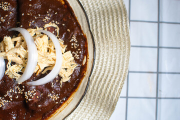 Imagen horizontal de medio plato de enmoladas mexicanas de pollo 