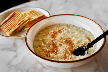 Oatmeal with cinnamon