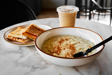 Oatmeal with cinnamon 