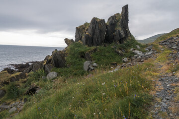 Bizarre Felsformation an der Küste von Nordvagen auf der Insel Mageroya in Norwegen