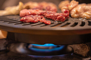 ガスコンロで熱する鉄板で焼肉　