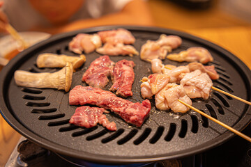 ガスコンロで熱する鉄板で焼肉　