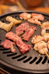ガスコンロで熱する鉄板で焼肉　