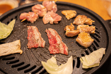 ガスコンロで熱する鉄板で焼肉　