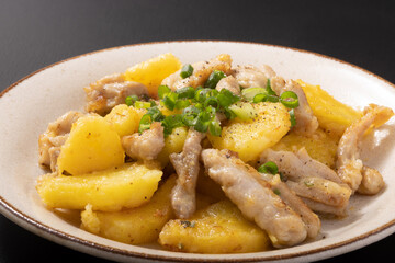 鶏せせりとじゃがいものバター醤油炒め