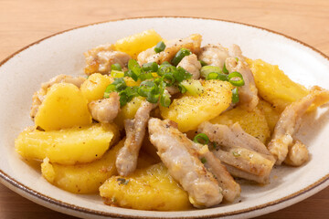 鶏せせりとじゃがいものバター醤油炒め