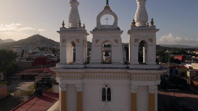 Iglesia blanca de cerca en medio de la ciudad antigua con mas de 100 a&ntilde;os en el estado de Chiapas.