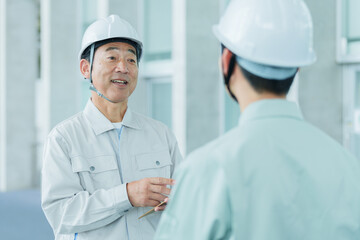 現場で打ち合わせをする作業員