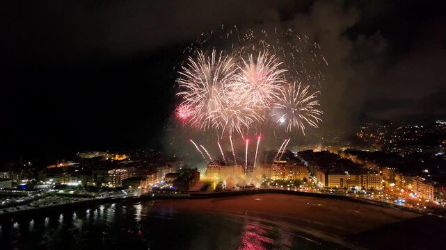 Donostia San Sebasti&aacute;n, bah&iacute;a de la Concha en Semana Grande con los fuegos artificiales.  Clip17
