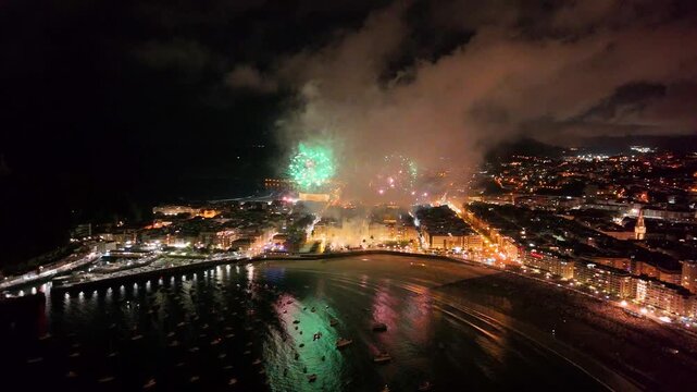 Donostia San Sebasti&aacute;n, bah&iacute;a de la Concha en Semana Grande con los fuegos artificiales.  Clip6