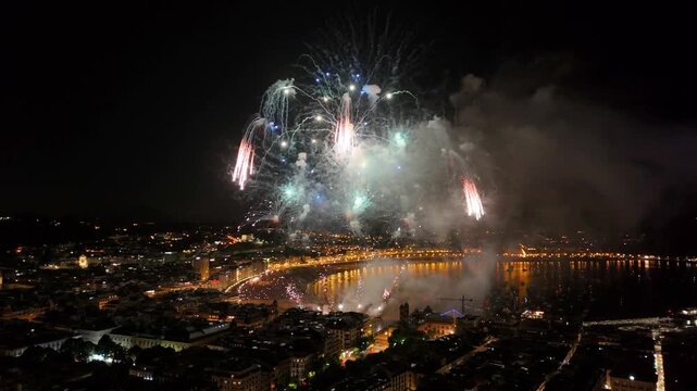 Donostia San Sebasti&aacute;n, bah&iacute;a de la Concha desde la Zurriola en Semana Grande con los fuegos artificiales.  Clip2