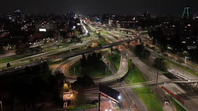 Complejo de puentes de la calle 92 con autopista norte y carrera 30 en Bogot&aacute;, Colombia, yendo al norte por la autopista.