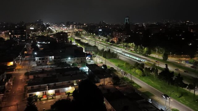 Autopista norte en Bogot&aacute;, Colombia en la noche con carros circulando, yendo a los puentes de la calle 92.