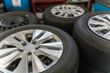 自動車整備工場に置かれたホイール付きタイヤ  © buritora