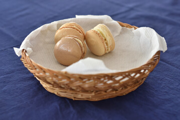 篭にはいったマカロン