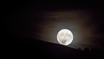 full moon in the night sky © Chris