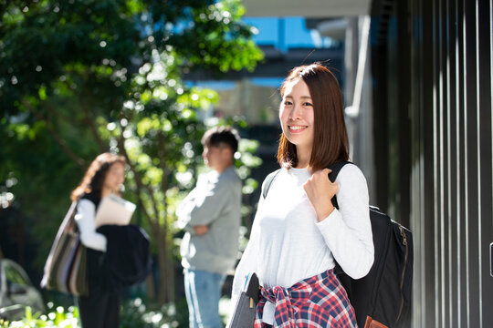 バックパックを背負って笑っている女子学生