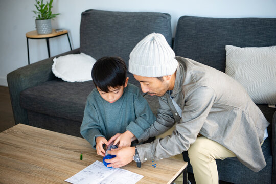 ロボットを作っている親子