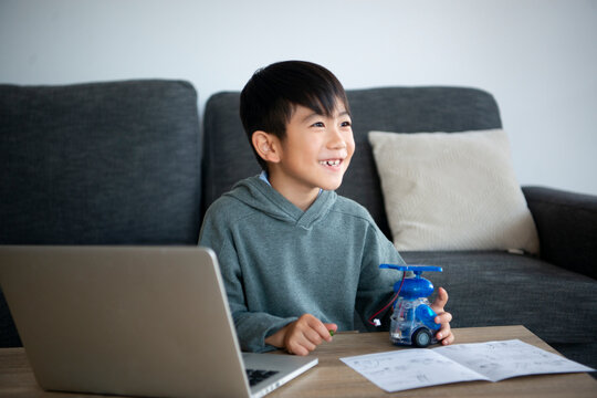 ロボットを作っている笑顔の男の子
