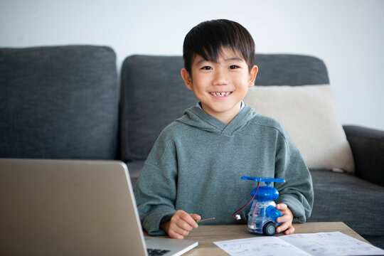ロボットを作っている笑顔の男の子