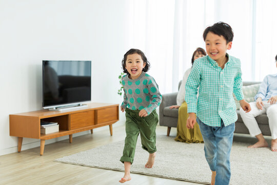 リビングで過ごす家族