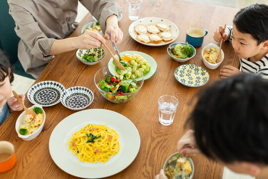 食事をする家族の手元