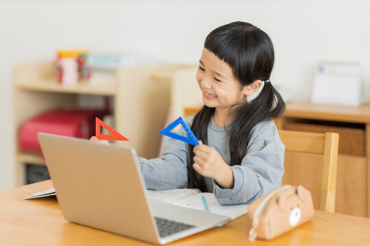 パソコンでオンライン学習をする女の子