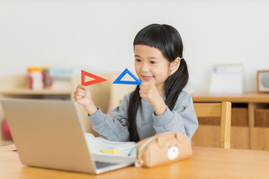 パソコンでオンライン学習をする女の子