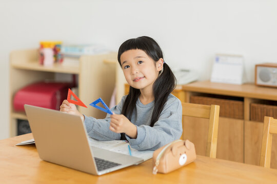 パソコンでオンライン学習をする女の子